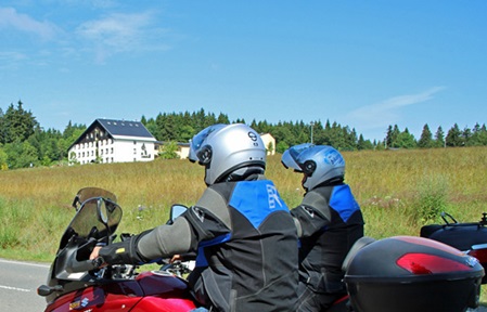 Motorradfahrer vor Hotel Forstmeister